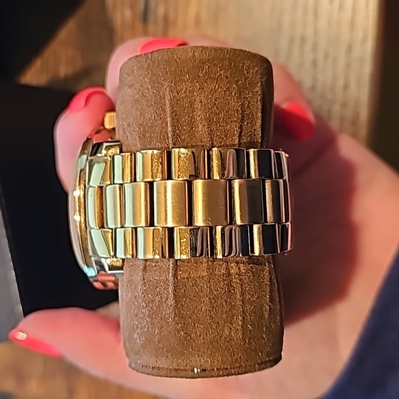 Michael Kors Gold Logo watch - Picture 5 of 9